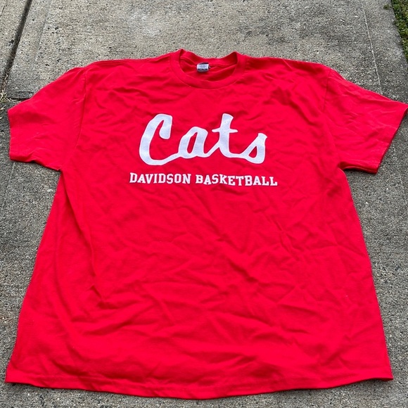 College Corner Davidson College Wildcats Basketball Red XL Tee - Picture 1 of 3